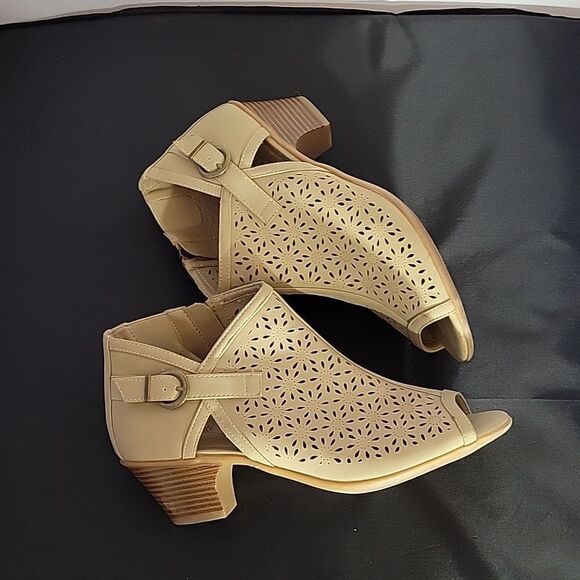 EASY STREET DAKOTA PEEP TOE WOMEN"S ADJUSTABLE BUCKLE SANDALS - Picture 10 of 16